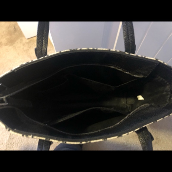 Calvin Klein small tote in black and white. - Picture 3 of 3